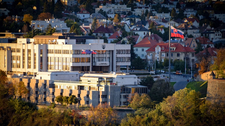 Poslanci si už prevzali preukazy a hlasovacie karty, prísnym opatreniam sa nevyhli ani oni