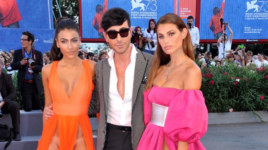 Nový trend slávnych hviezd. Na červený koberec s odhalenými intímnymi partiami