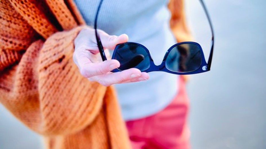 Ochrana očí pred slnkom nie je len o štýle. Lekár varuje pred vodnou slepotou aj predčasným starnutím viečok