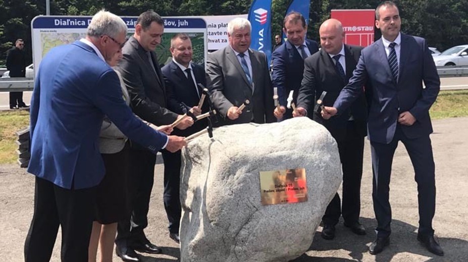 Manažéri diaľnic letecky cestovali do Košíc, aby ich štátne limuzíny z Bratislavy odviezli do Prešova