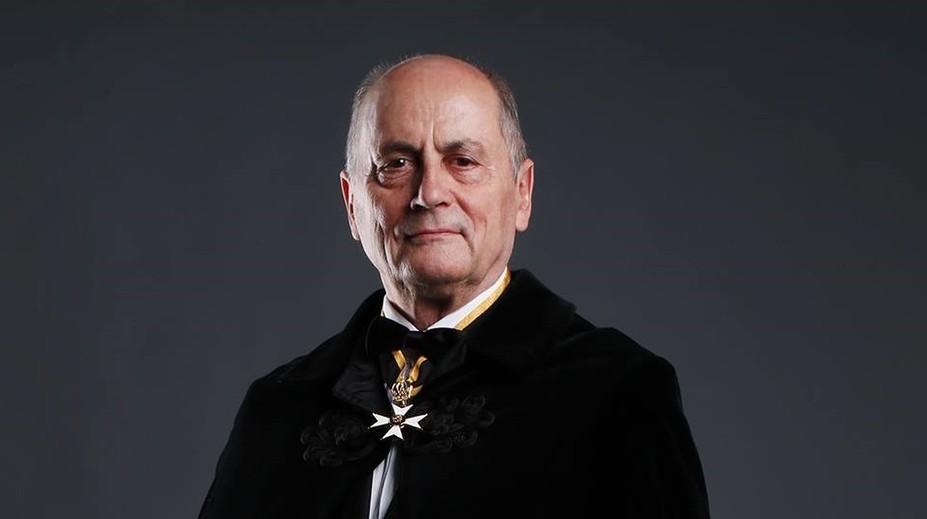 Ján Čarnogurský vstúpil do Rádu sv. Juraja. Odfotil sa v rytierskom plášti