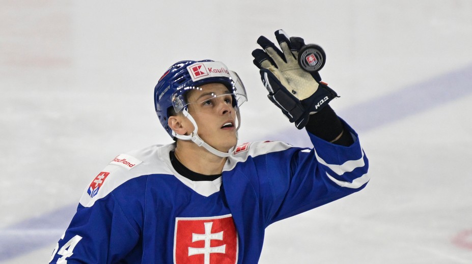 Třinec ukončil špekulácie o odchode slovenského obrancu. Patrik Koch podpísal s klubom nový kontrakt