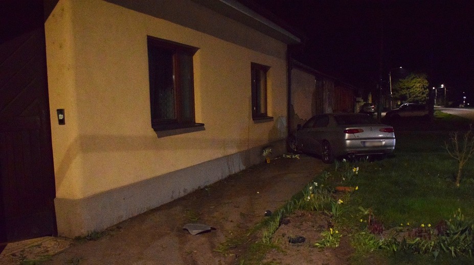 FOTO: Úradoval alkohol. Muž (32) autom vyletel z cesty a „zaparkoval“ v rodinnom dome