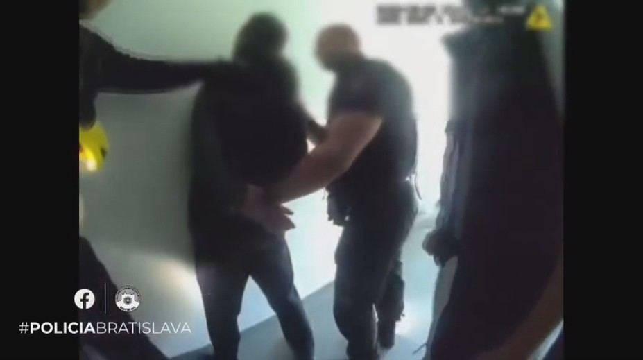 Dráma v bratislavskej ubytovni. Recepčnému išlo podľa polície o život, zasahoval aj vyjednávač
