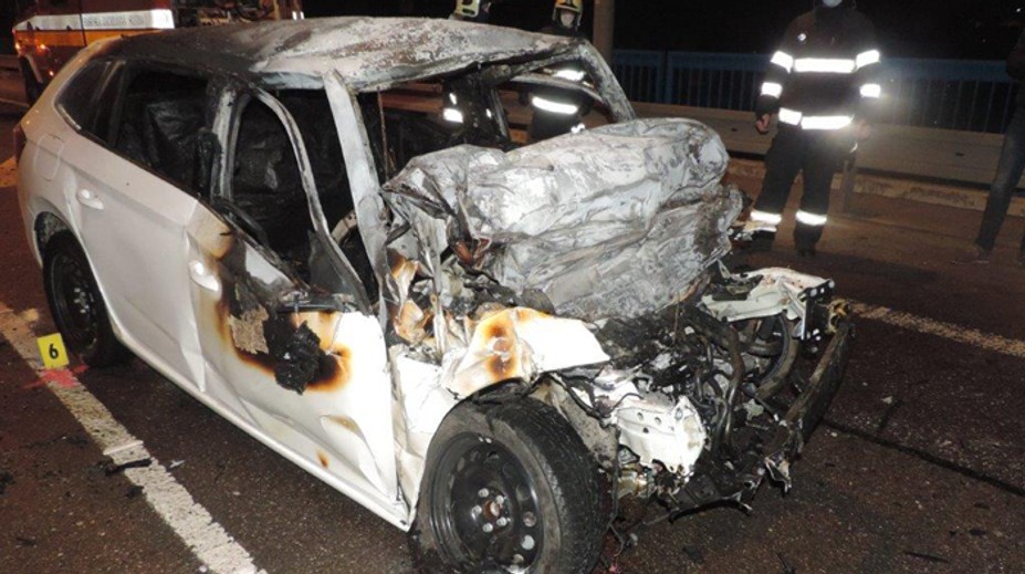 Pri tragickej nehode zhorel v aute vodič, polícia nepozná jeho totožnosť