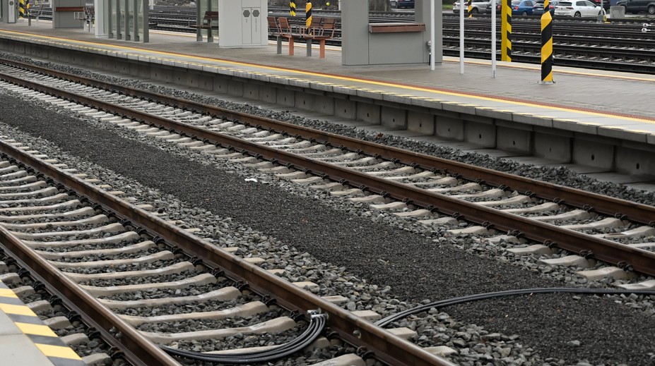 Mimoriadna udalosť na trati. Rušňovlak prešiel návestidlo Stoj