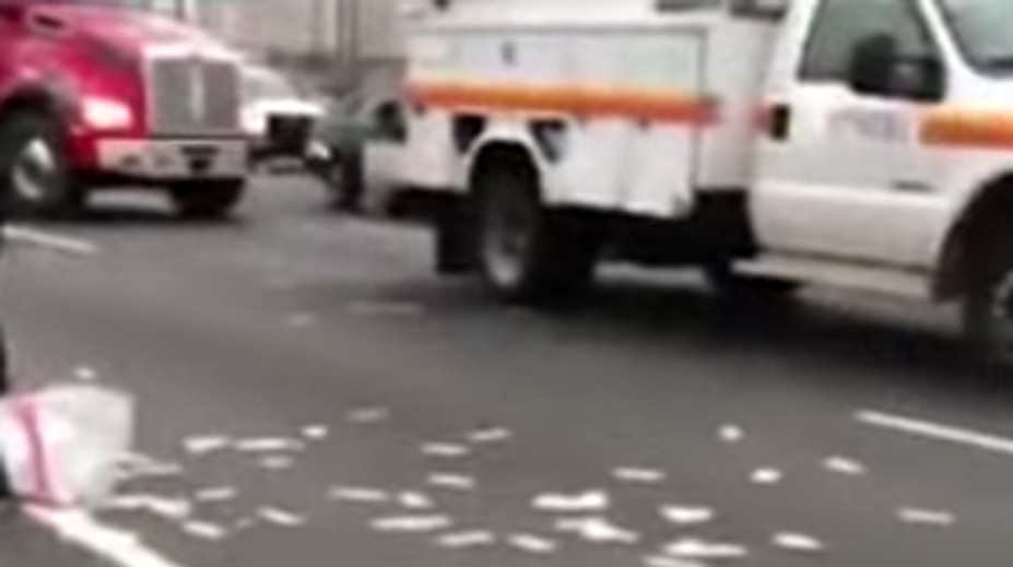 Hotové šialenstvo: Z pancierového auta sa vysypali peniaze. Čo myslíte, čo nasledovalo?