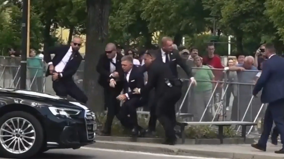 Udalosť, ktorá otriasla Slovenskom. Zábery z atentátu na premiéra obleteli svet