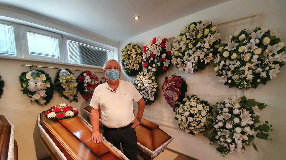 Šéf pohrebnej služby: O smrti sa v rodinách nehovorí, blízki nedokážu zosnulých ani obliecť