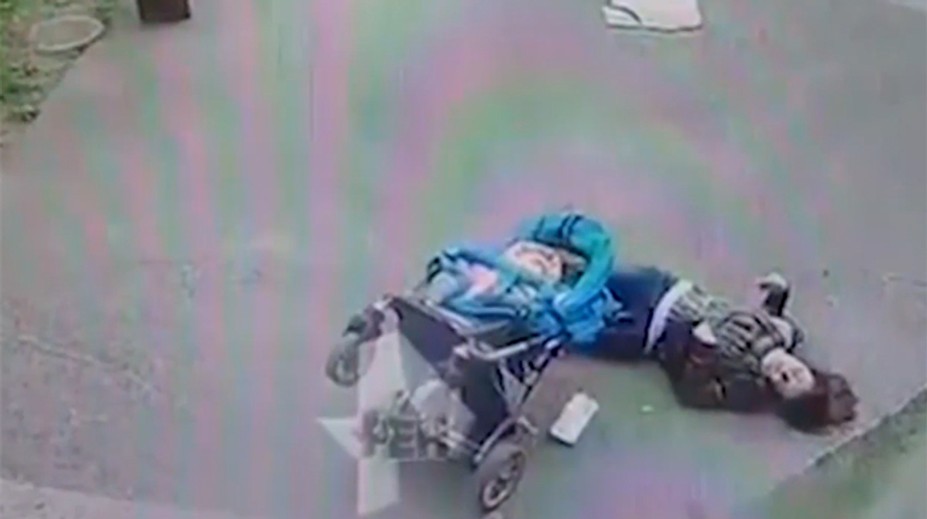 Obrovská rana. Matku zasiahla doska z balkóna rovno do hlavy