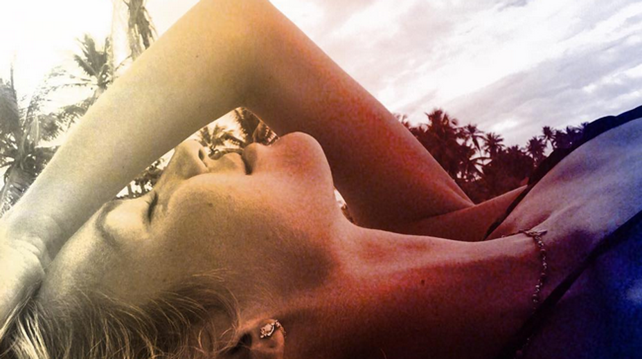 Anjelik išiel donaha. Dokonalé telo zakryl iba piesok