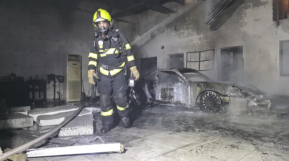 FOTO: Záhadný požiar v českom autosalóne. Pred polnocou odrazu začalo horieť športové auto