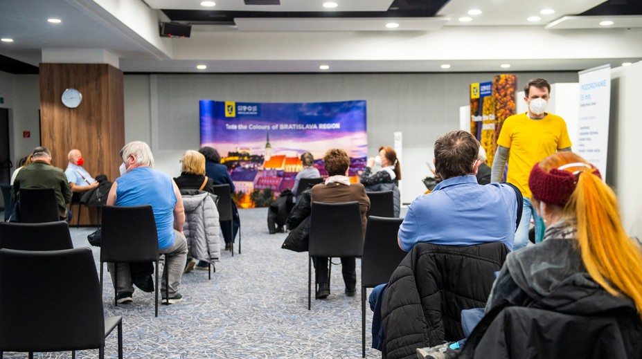 V bratislavskom NFŠ sa očkuje aj bez pozvánky, prísť môžete na prvú i druhú dávku