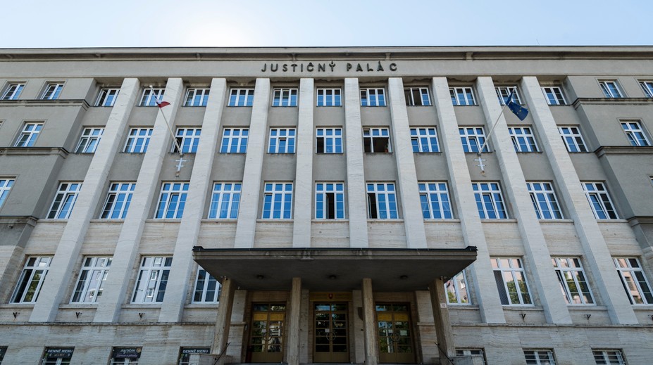 Peniaze v igelitke odovzdával priamo pred Justičným palácom. Bývalého sudcu uznali vinným z podplácania kolegu