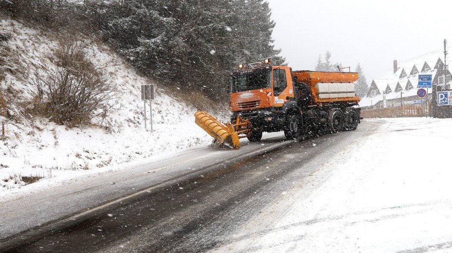 Počasie komplikuje dopravu. Viaceré horské priechody sú pre kamióny uzavreté