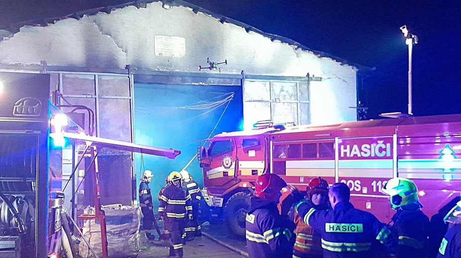 FOTO a VIDEO: Veľký požiar v Malackách: Plamene pohltili celú halu