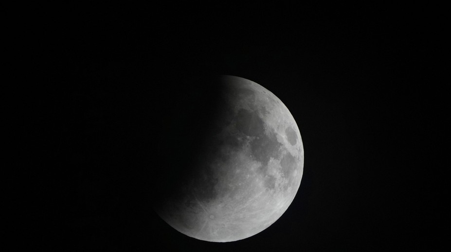 FOTO: Nebo nám ponúklo jedinečné divadlo. Ľudia si mohli vychutnať vzácne zatmenie Mesiaca