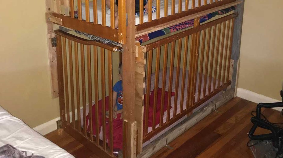 Batoľatám urobili rodičia z postielok malé klietky, v ktorých ich zamykali