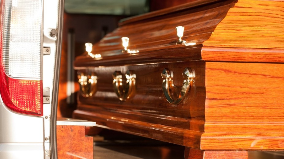 Prípad, aký nemá obdoby. Polícia zastavila smútočný sprievod, neuveríte, čo sa z neho vykľulo