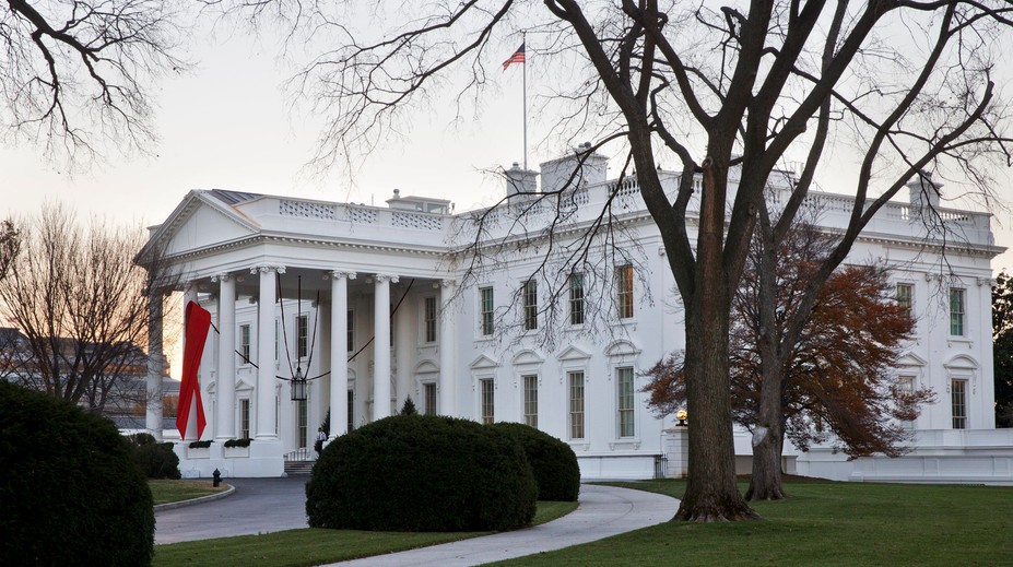 Šéf komunikačného tímu Bieleho domu odchádza z funkcie