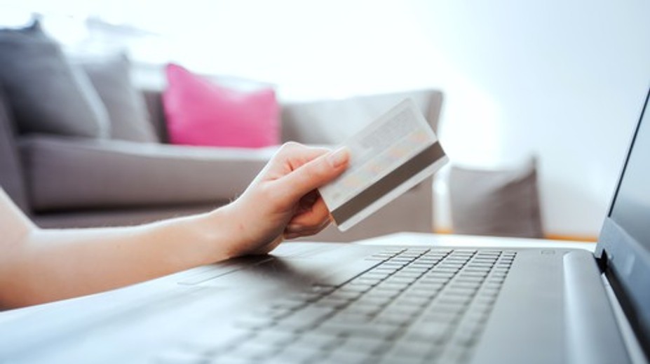 Podvodníci útočia najmä pred Vianocami. Odborník radí, ako spoznať falošné e-shopy