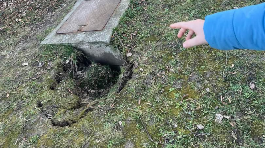 Zem sa pod chlapcom prepadla cestou zo školy. Diera v bratislavskej Rači vystrašila rodičov