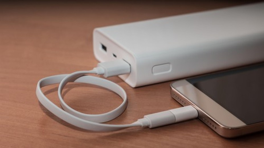 Žene v noci explodovala nabíjačka priamo na posteli. Skončila v nemocnici s vážnymi popáleninami