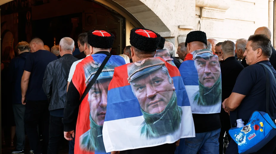 Vojnového zločinca odsúdeného za genocídu oslavujú ako národného hrdinu. Na pohreb sa chystajú tisíce ľudí
