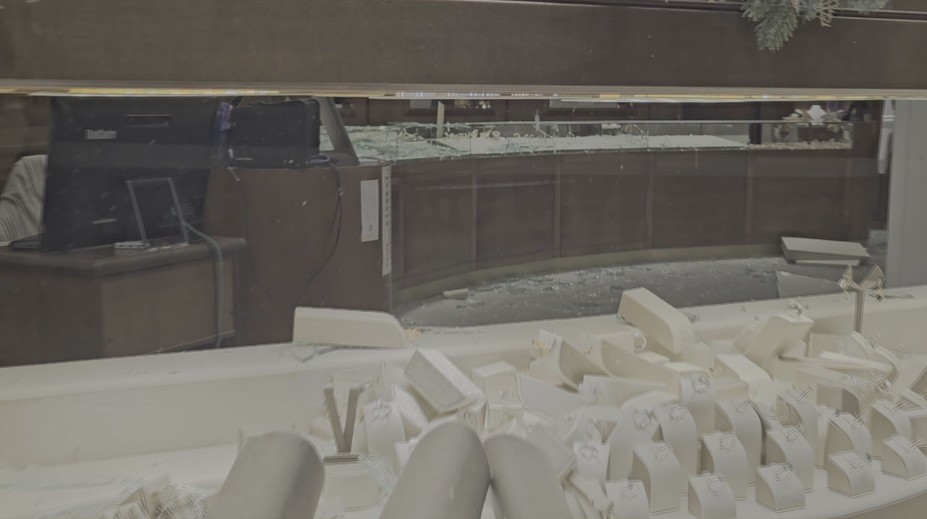 „Stál tam so sekerou a len nás pozoroval.“ Svedkyňa opisuje lúpež ako z filmu na Zlatých pieskoch