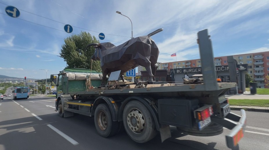 Netradičný náklad na slovenských cestách. Gigantický plechový býk prekvapil vodičov