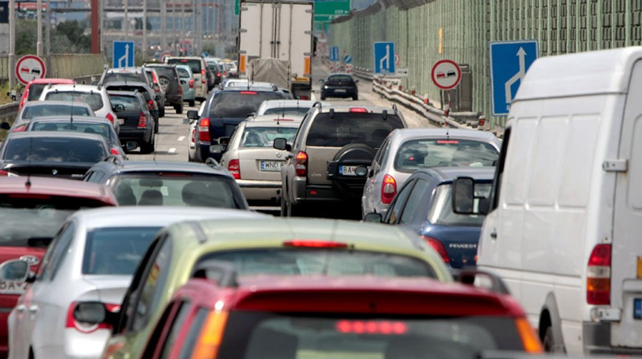 Hromadná nehoda v Bratislave. Vodiči čakajú v kolónach desiatky minút