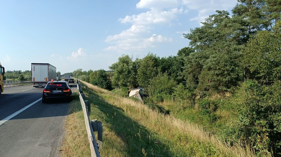 Tragická nehoda na diaľnici v smere do Česka. Nákladiak skončil mimo cesty, vodičovi už nedokázali pomôcť