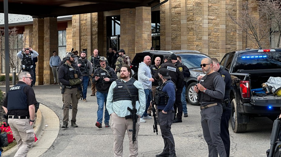 Útočník, ktorý strieľal v synagóge v Michigane, je po smrti. Jeho motív skúmajú vyšetrovatelia