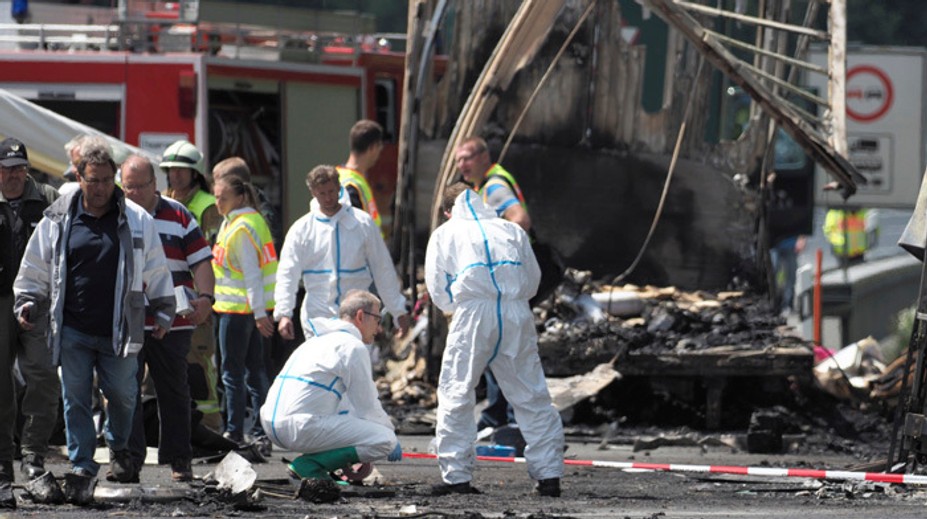 Autobus v plameňoch. Pri vážnej nehode na nemeckej diaľnici uhorelo 18 ľudí