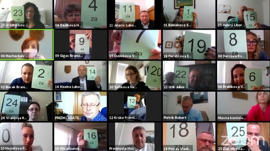 Poslanec mal počas rokovania mestského zastupiteľstva šoférovať. Jeho výhovorka vás dostane