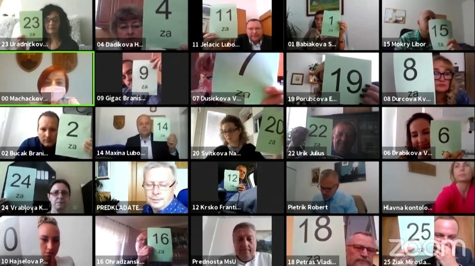 Poslanec mal počas rokovania mestského zastupiteľstva šoférovať. Jeho výhovorka vás dostane