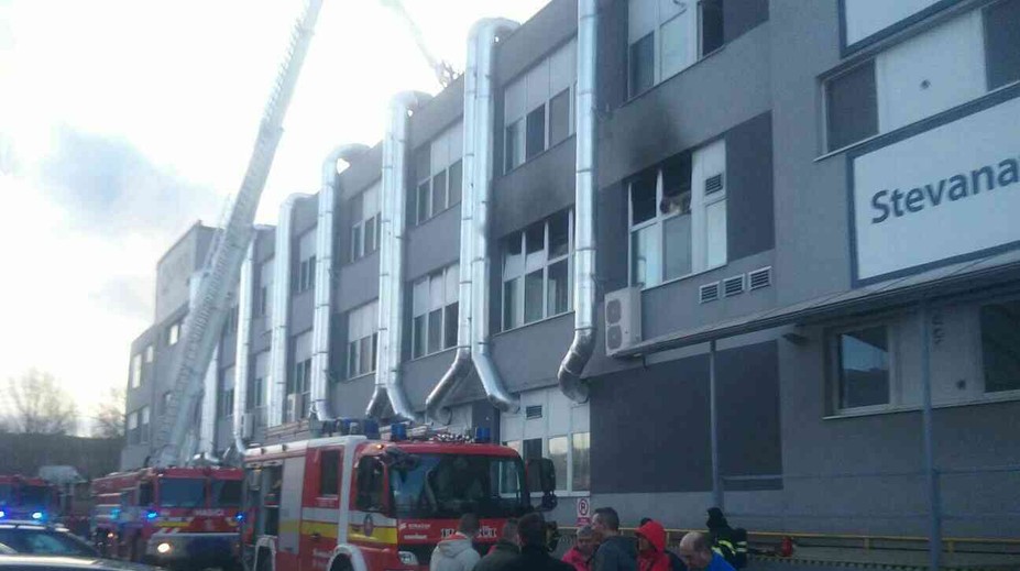 V Dúbravke horela výrobná hala, škody sú vysoké