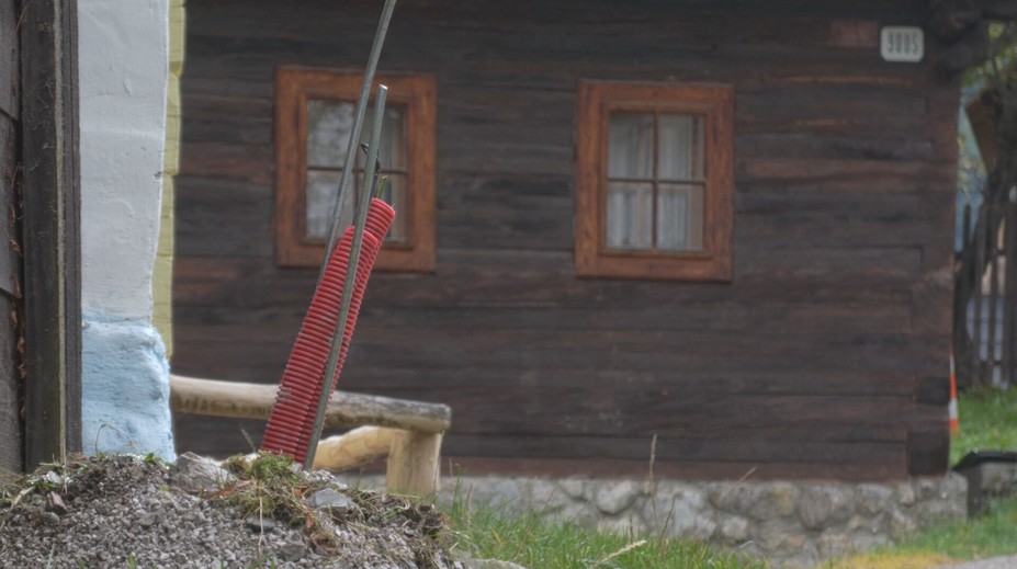 Slovenská obec zostala bez svetiel v čase, keď medvede chodia do záhrad. Ľudia sa boja vychádzať z domov