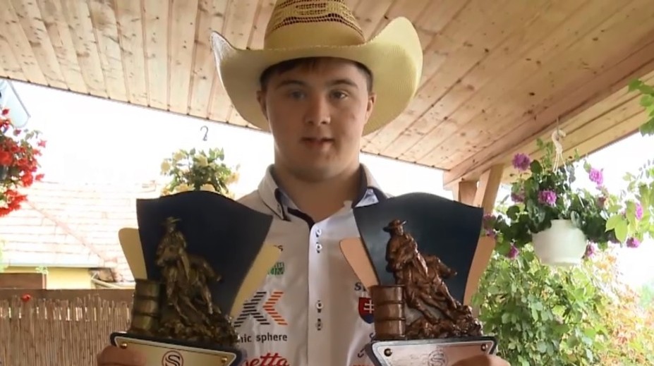 Je to extra trieda. Hendikepovaný westernový jazdec Filip nemá konkurenciu