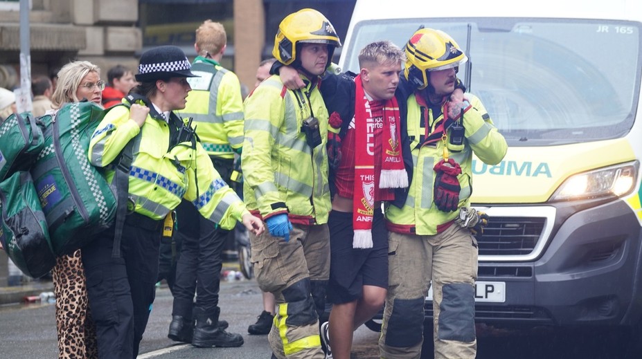Negatívna škvrna na oslavách titulu. Do davu fanúšikov Liverpoolu vrazilo auto