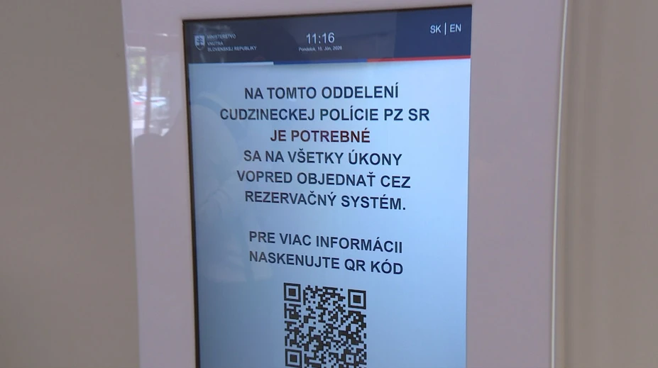 Niektorí musia na cudzineckú políciu cestovať cez celé Slovensko. Kupčenie s termínmi vraj pokračuje