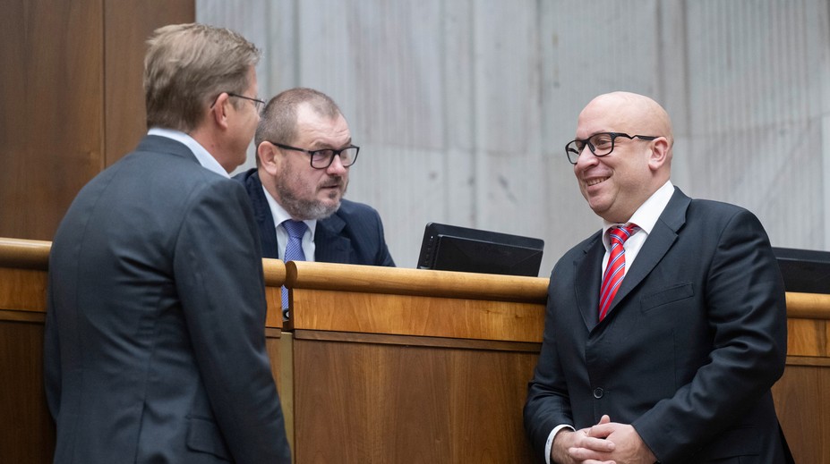 Schôdzu k odvolaniu Ráža poslanci neotvorili. V sále riešili najmä handry a nie dopravu