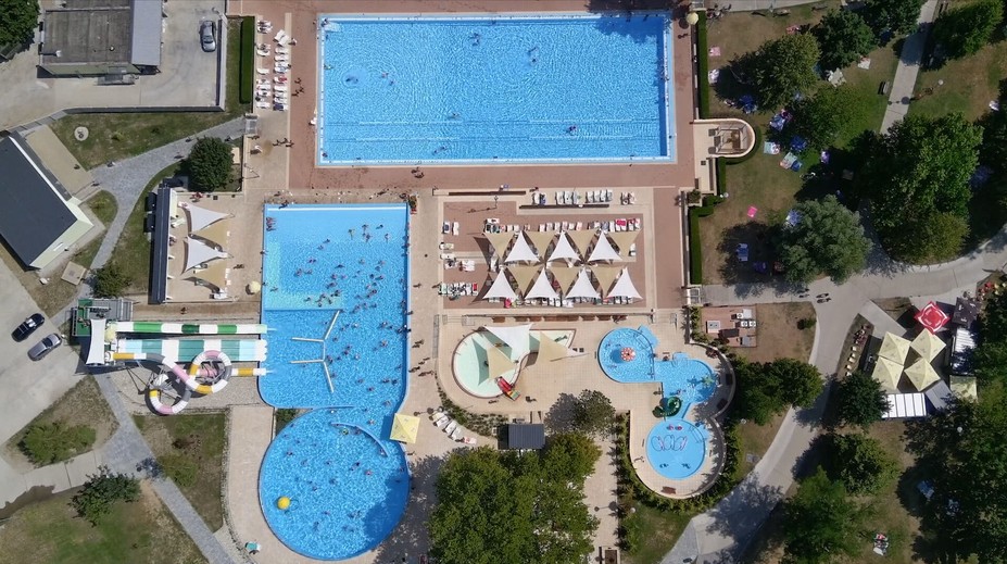 Kúsok raja na juhu Slovenska: Štrand boduje vlnobitím, pivom za 2,50 € aj mobilnými domčekmi