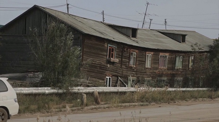 Milióny Rusov sú v ohrození života. Permafrost sa roztápa a prepadávajú sa im domy