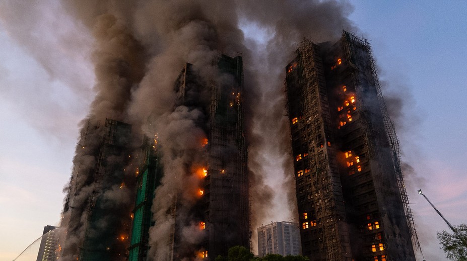 OBRAZOM: Peklo v Hongkongu, vyše 100 mŕtvych. Ako mohol oheň pohltiť osem vežiakov za pár minút?