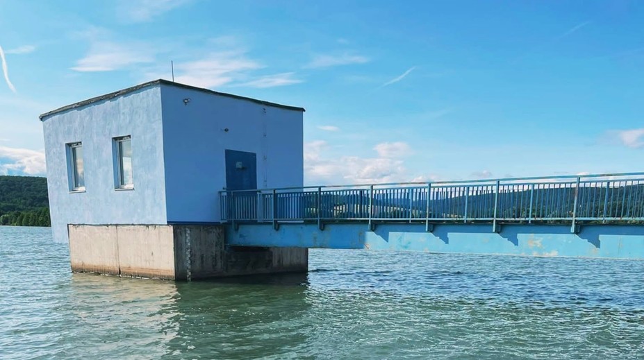 Nešťastie vo vodnej nádrži. Na brehu našli telo 41-ročného muža