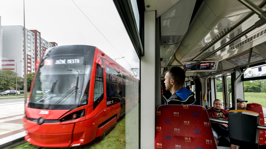 Ušetrite až 370 eur ročne. V Bratislave si už kúpite električenku priamo na zastávke