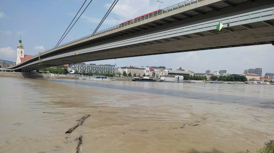 FOTO: Hladina Dunaja kulminuje, dosiahla takmer sedem metrov