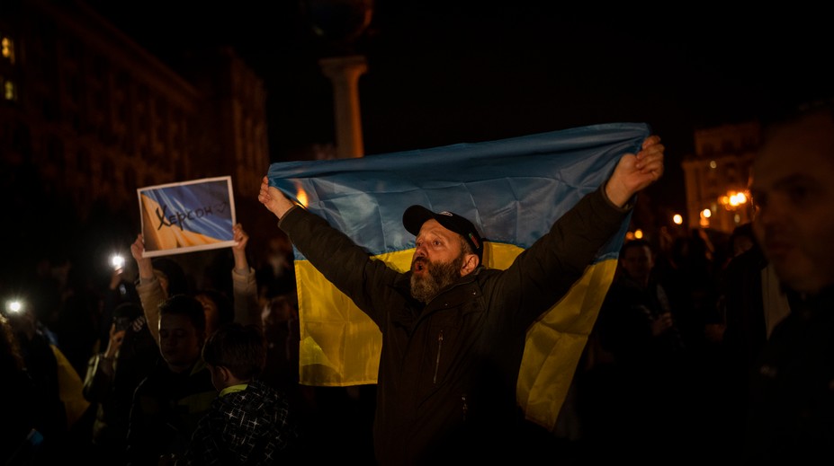 VIDEO: V Chersone vládne eufória. Miestni s ukrajinskými vlajkami na pleciach vítajú vojakov