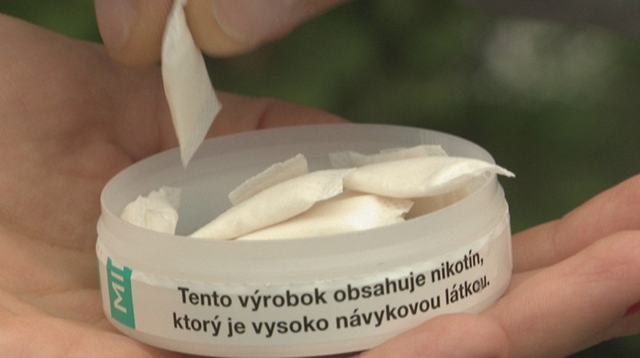 Predaj nikotínových vrecúšok by po novom mal byť pre mladých tabu. Zisťovali sme, ako to funguje v praxi